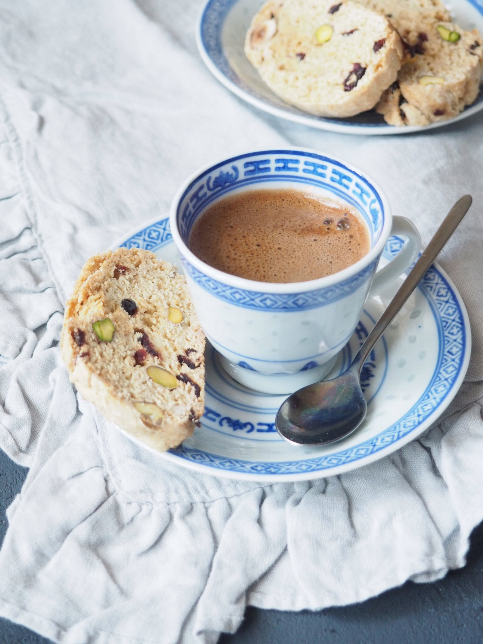 Кантуччи из цельнозерновой муки с фисташками и вяленой клюквой – HomeBaked
