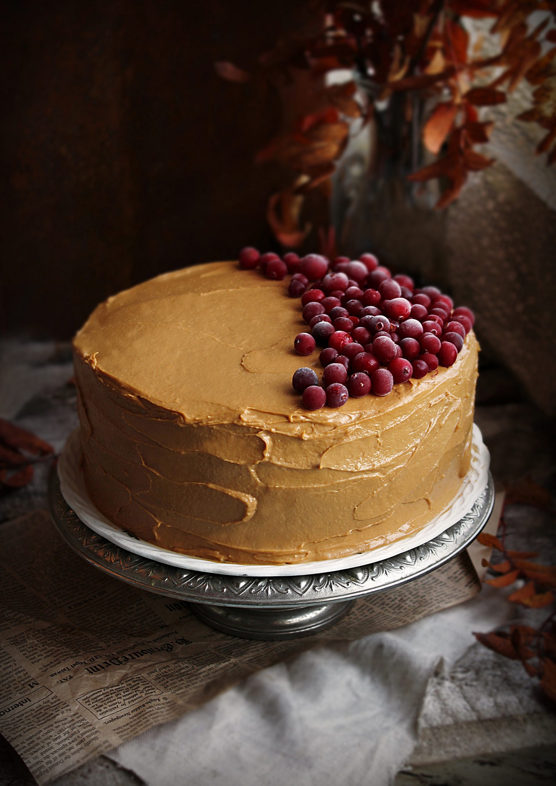 Медовик с клюквой и кремом на вареной сгущенке – HomeBaked