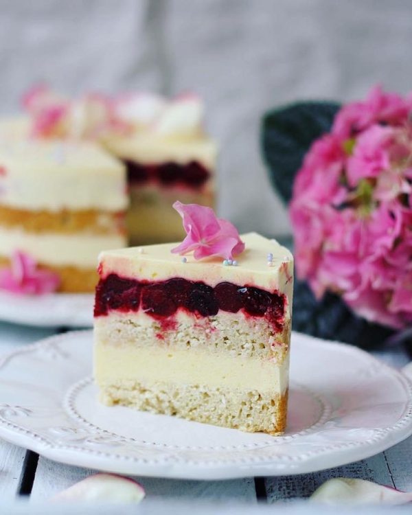 бисквитный торт, кокосовый торт, муссовый торт, вишневое конфи, homebaked.ru
